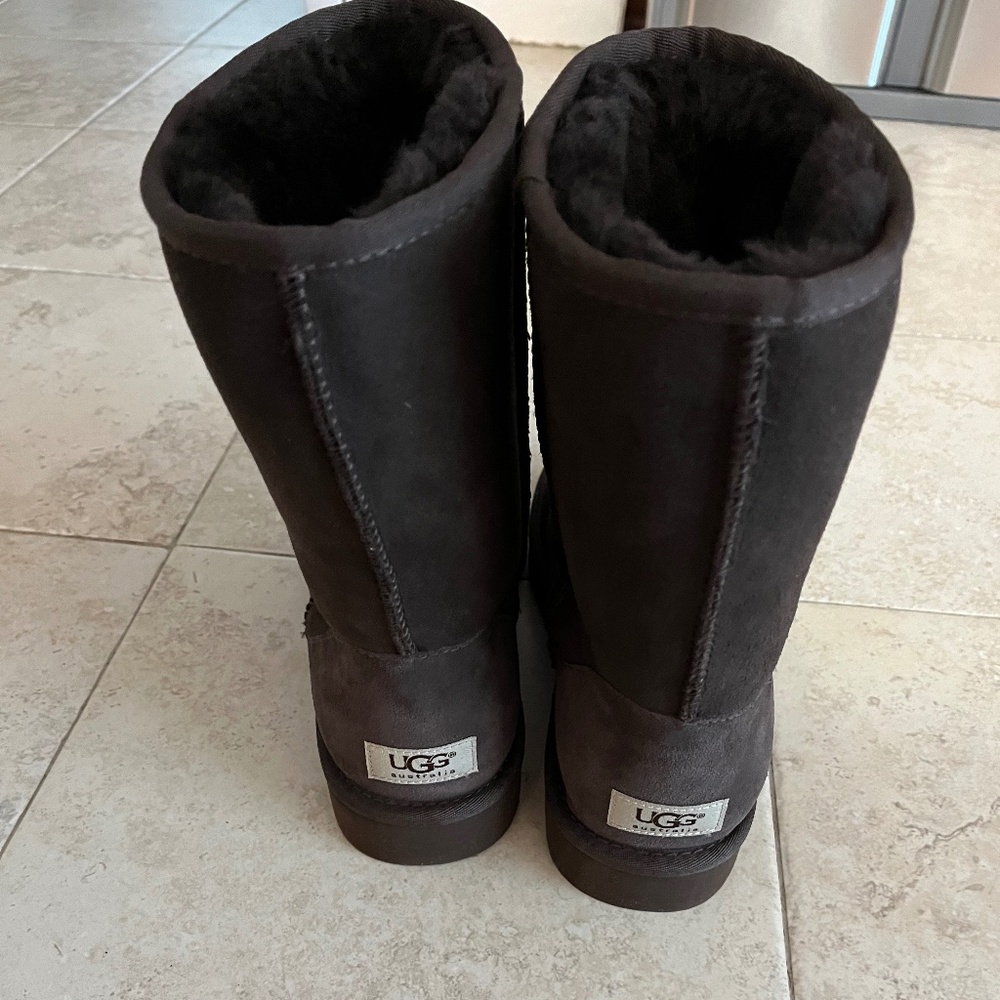 The UGG® Classic Short mid-calf suede boot - BROWN Sz 10